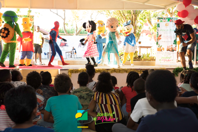 Honeyview_Parade-de-mascottes-2-UNIK-KIDS-STRUCTURES-GONFLABLES-GUADELOUPE (2)