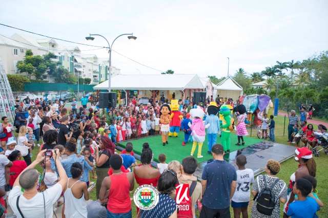 Honeyview_Parade-de-mascottes-UNIK-KIDS-structures-gonflables-Guadeloupe (2)